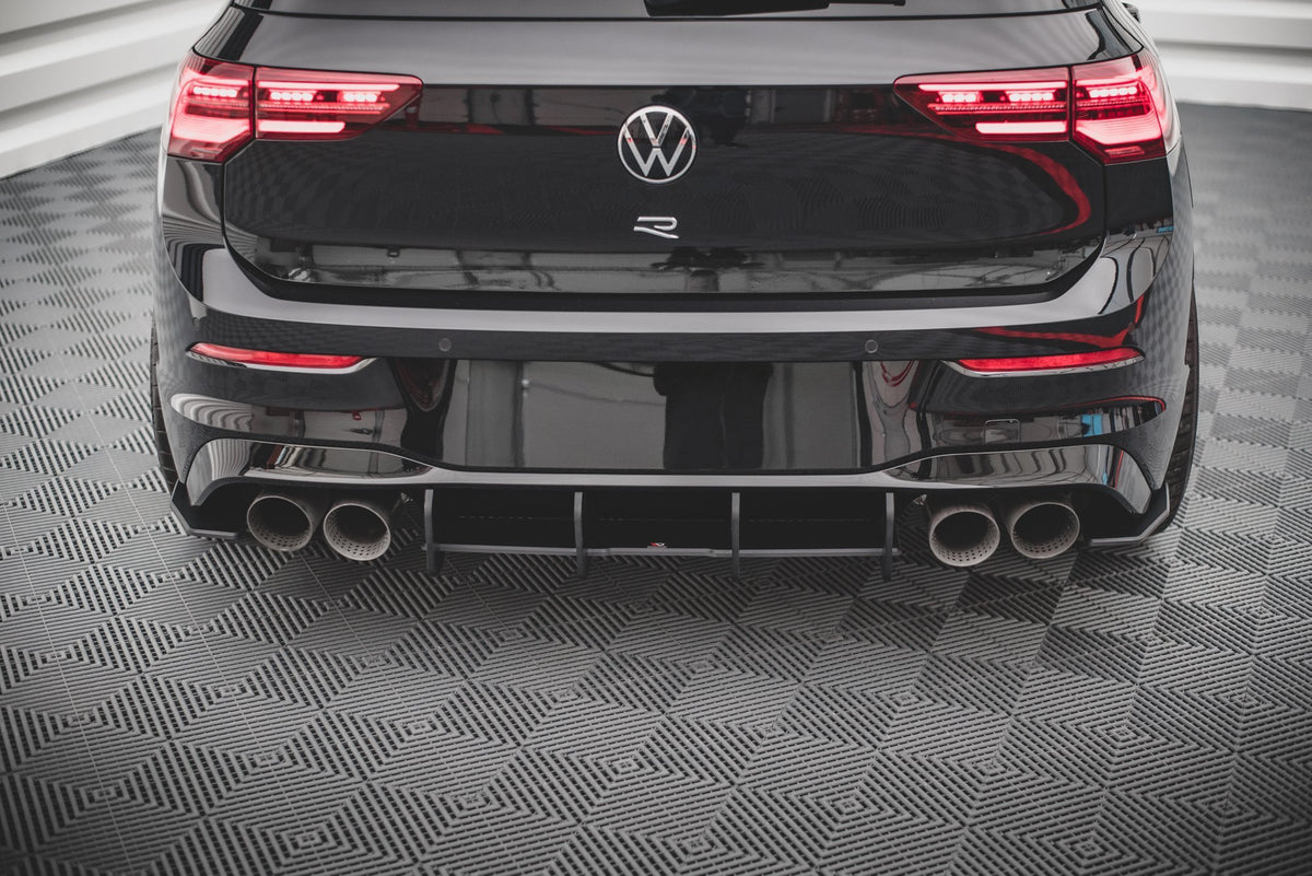Bakre diffuser til VW Golf 8 R sett rett bakfra med baklykter synlig