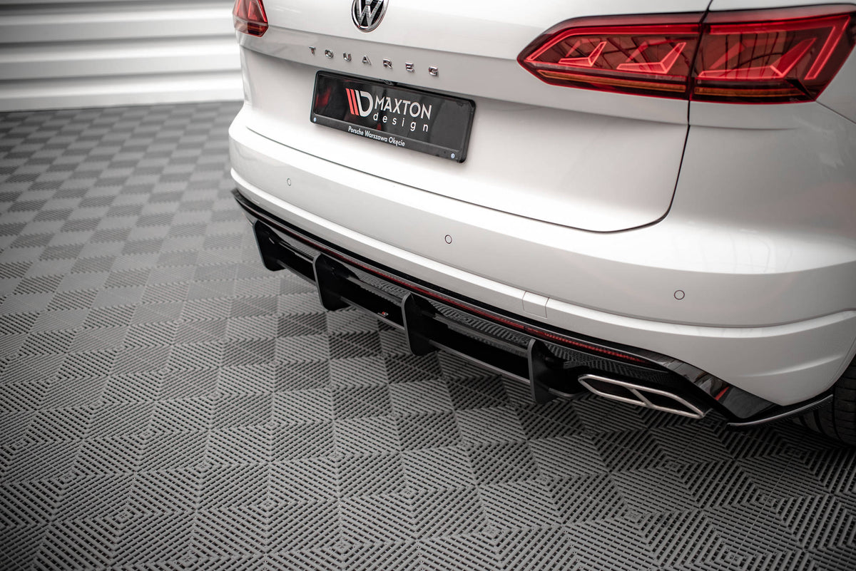Diffuser til VW Touareg R-Line Mk3 montert på bil, skrå vinkel bakfra