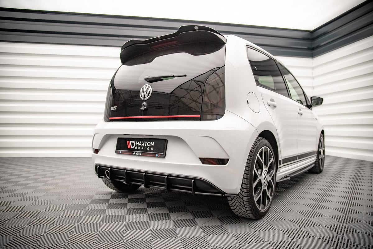 Bakdiffuser i blank svart for Volkswagen Up GTI, nærbilde av overflaten