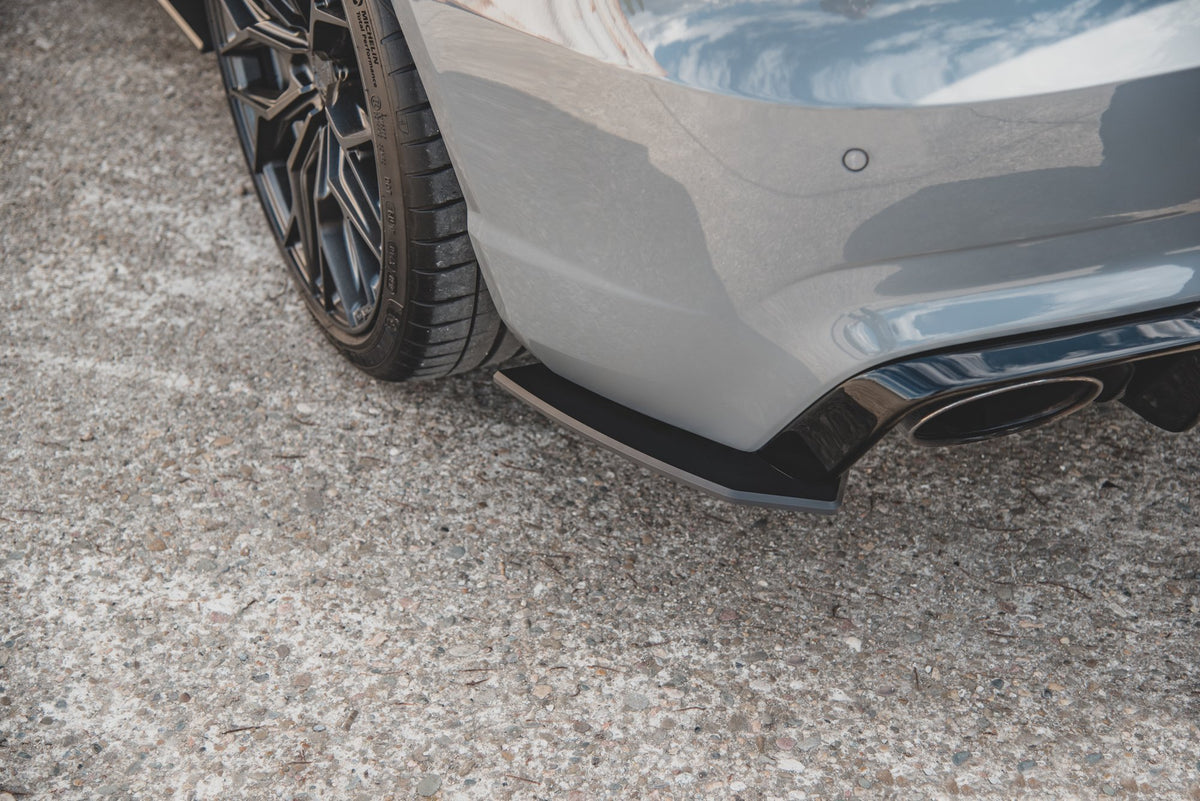 Sideflaps bak Street Pro til Audi RS3 8V Sportback sett ovenfra i matt svart