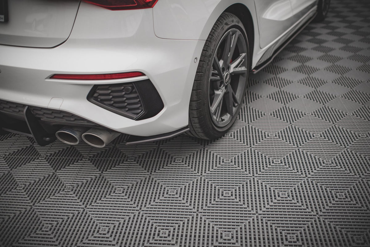 Sideflaps bak i sort finish montert på Audi S3 Sportback 8Y for et sporty utseende