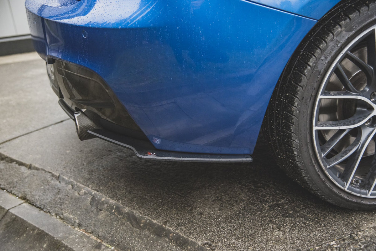 Nærbilde av bakre sideflaps for BMW M135i F20 2011-2015 med presis passform mot støtfanger