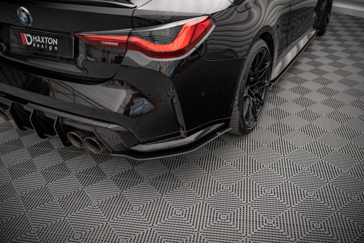 Sideflaps bak til BMW M4 G82 montert på bakfanger sett bakfra