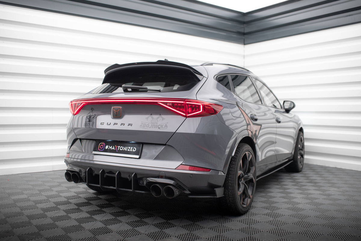 Sidesplitter montert på bakre støtfanger på Cupra Formentor MK1, skrå vinkel