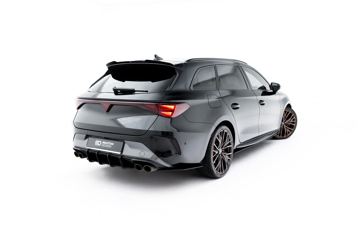 Nærbilde av kantfinish på sidesplitter bak til Cupra Leon ST Mk1 Facelift