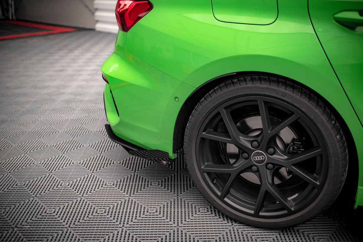 Nærbilde av bakre sideflaps i sort finish tilpasset Audi RS3 8Y Sedan sin originale støtfanger