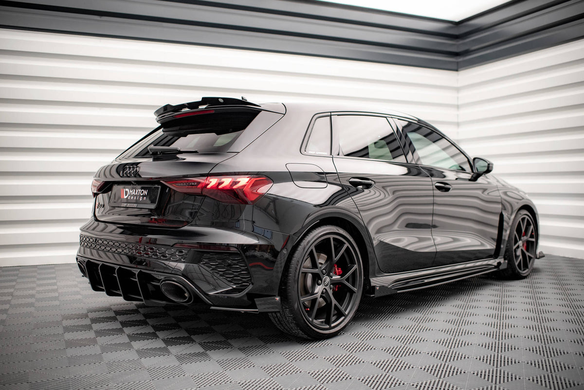 Audi RS3 Sportback 8Y med ettermonterte sideflaps bak som fremhever den aerodynamiske profilen