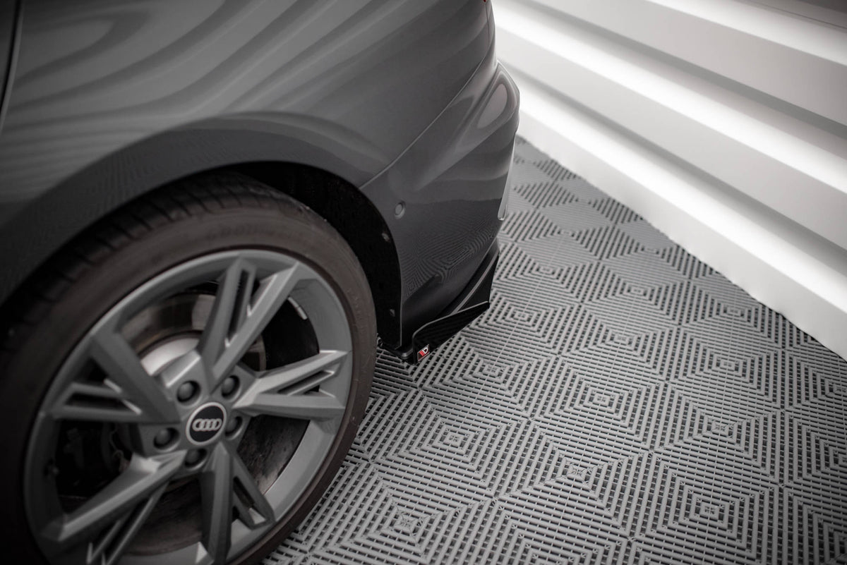 Nærbilde av bakre sideflaps med flaps-design tilpasset Audi S3 8Y sedan støtfanger
