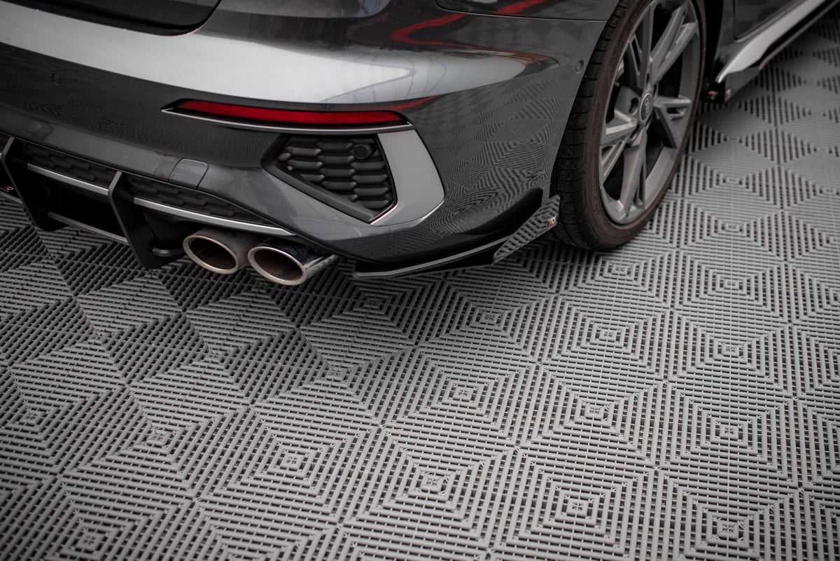 Sideflaps bak i sort finish montert på Audi S3 Sedan 8Y for et sporty og aggressivt utseende