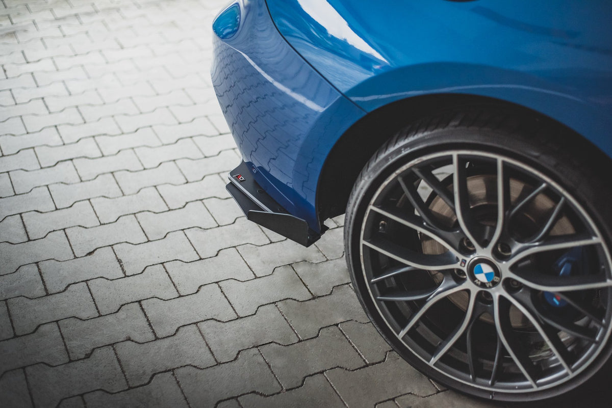 Sideflaps bak i sort finish montert på BMW M135i F20 med RS-design for sportlig utseende