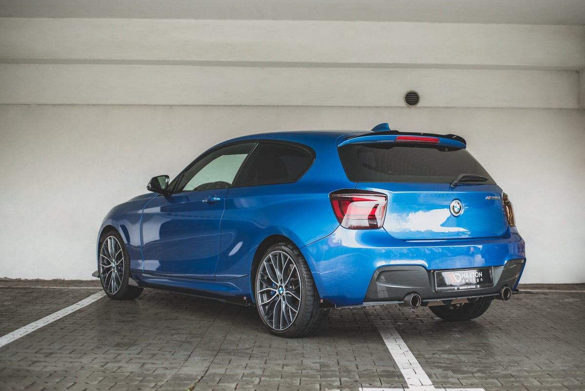 BMW M135i F20 med RS sideflaps bak sett fra skrå vinkel som fremhever aerodynamisk profil