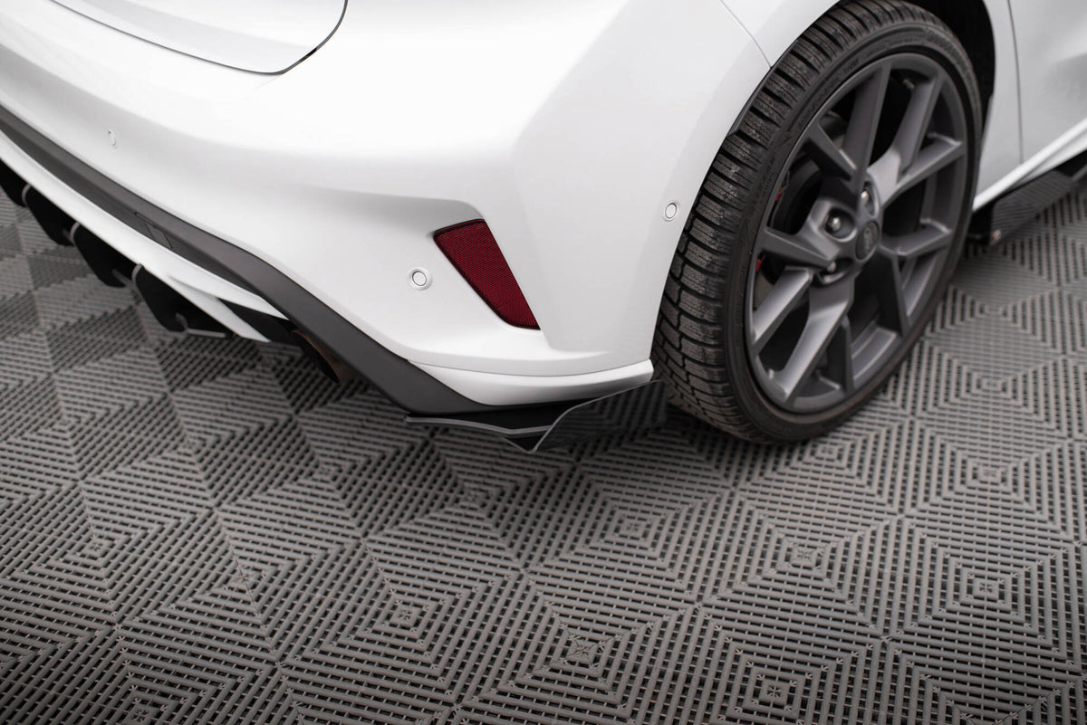 Bakre sidesplittere med flaps til Ford Focus ST MK4 Kombi sett skrått bakfra