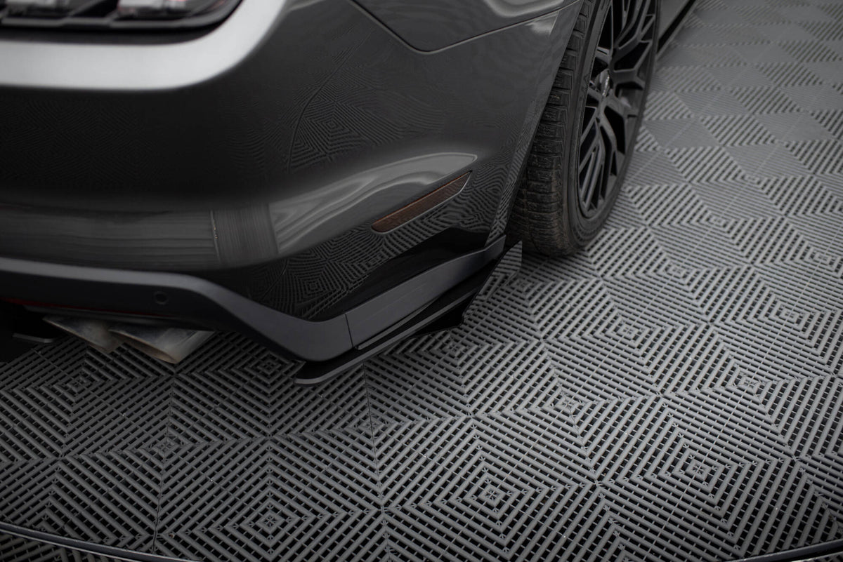 Bakre sidesplittere Street Pro til Ford Mustang GT MK6 sett ovenfra på hvit bakgrunn