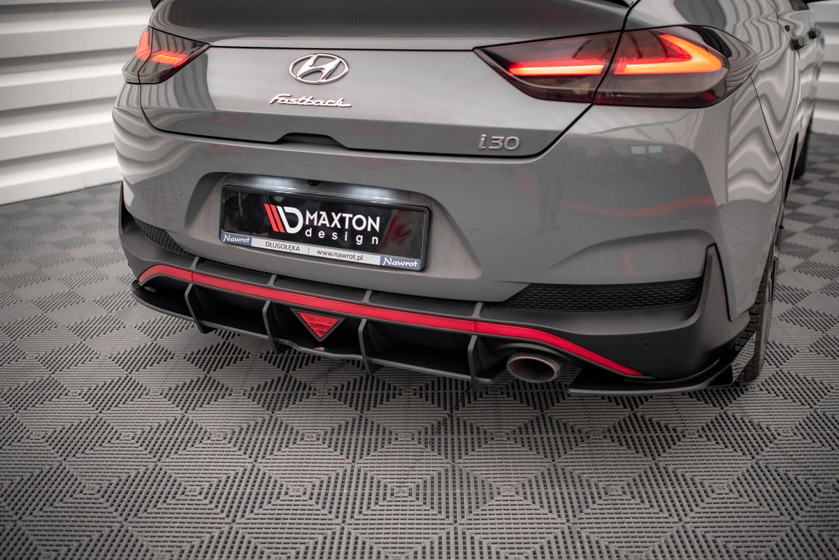 Bakre sideflaps i matt svart ABS-plast for Hyundai I30 N-Line, nærbilde av kantfinish