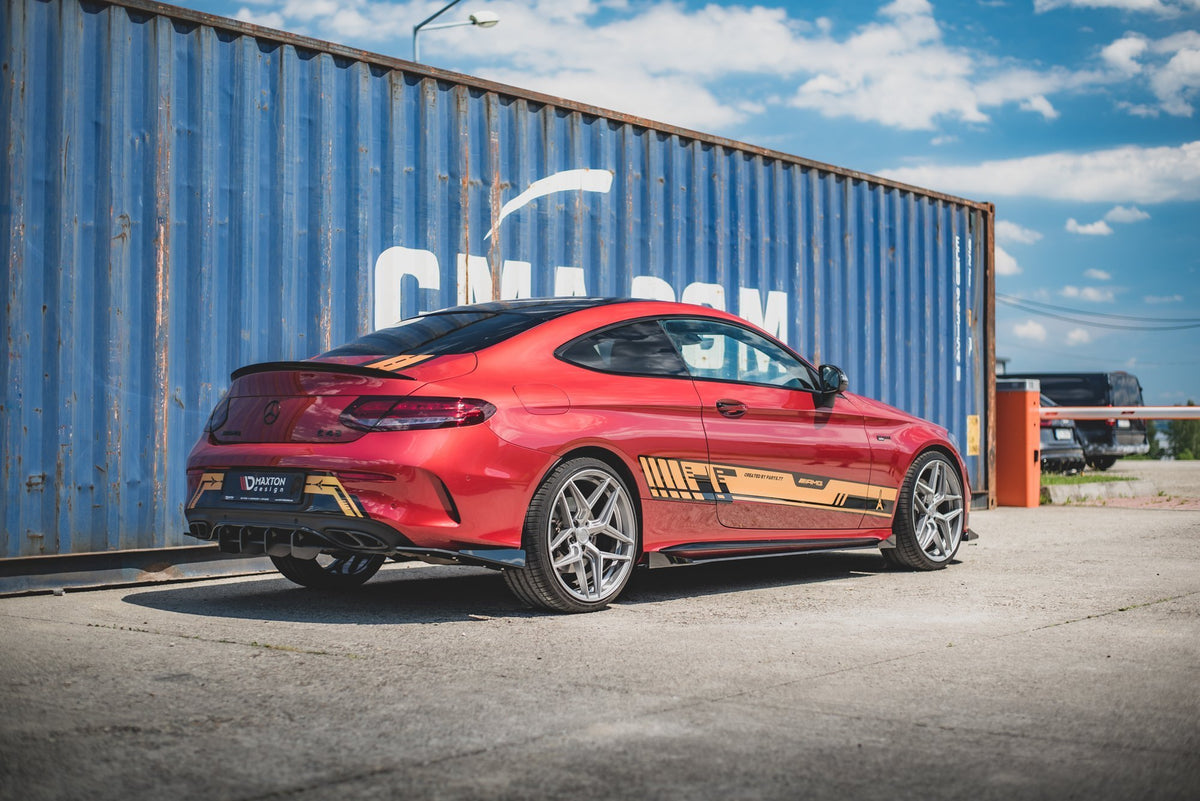 Sideflaps bak i matt svart montert på Mercedes C43 AMG Coupe