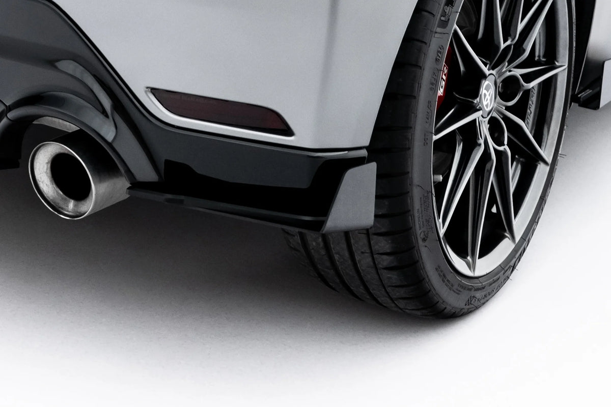 Nærbilde av Street Pro sidesplitter bak med flaps til Toyota GR Yaris Mk4