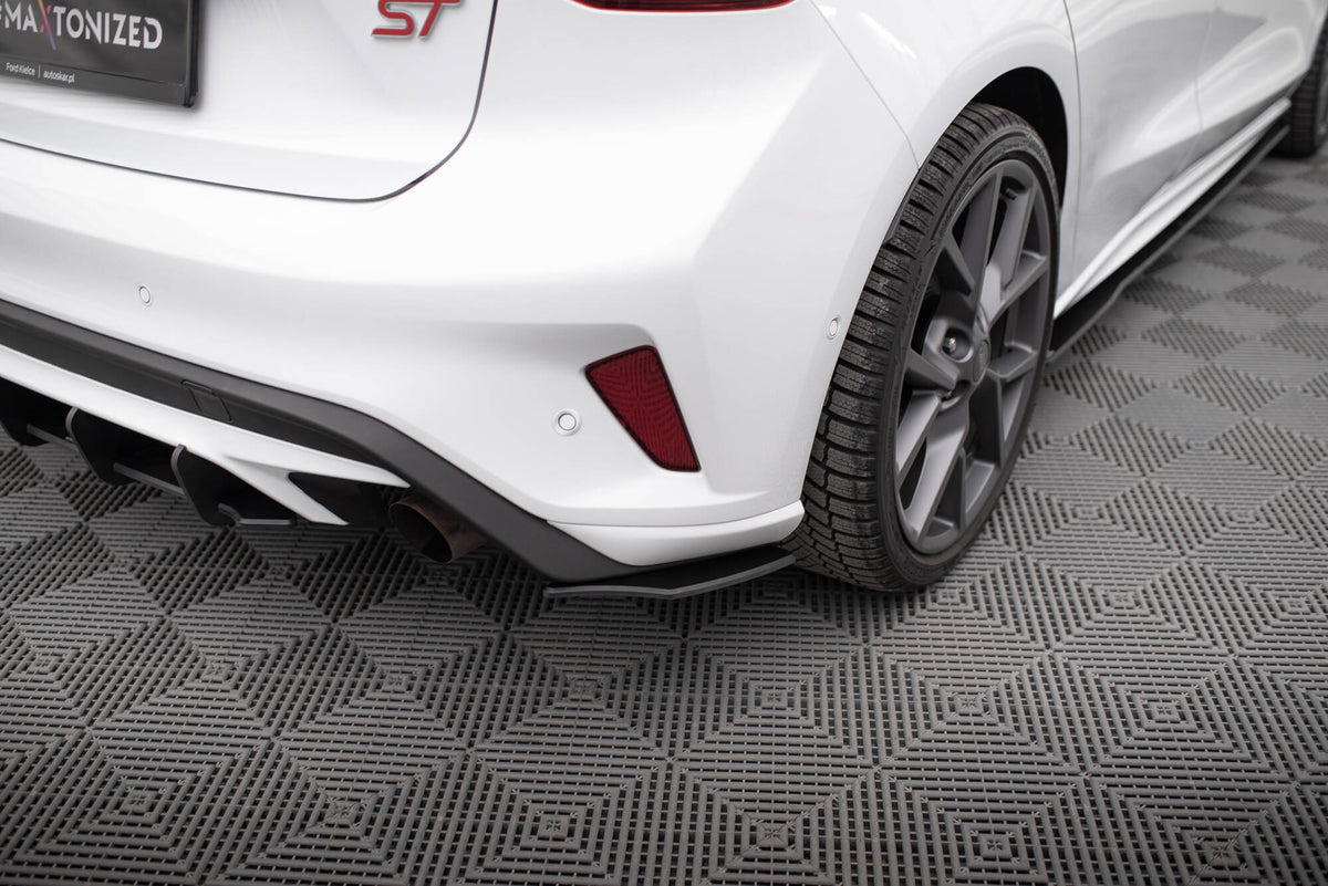 Street Pro bakre sidesplittere til Ford Focus ST MK4, sett ovenfra på hvit bakgrunn