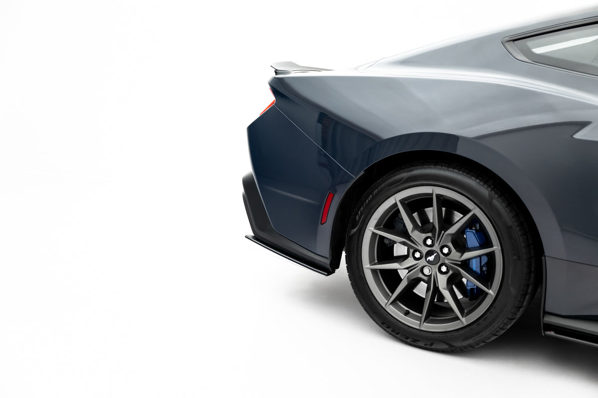 Nærbilde av sidesplitter bak montert på Ford Mustang Dark Horse Mk7