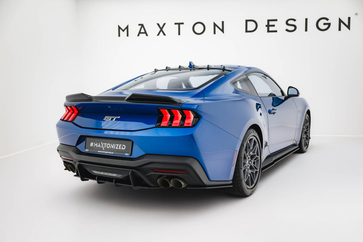 Nærbilde av kantfinish på Street Pro sidesplitter bak for Ford Mustang GT Mk7