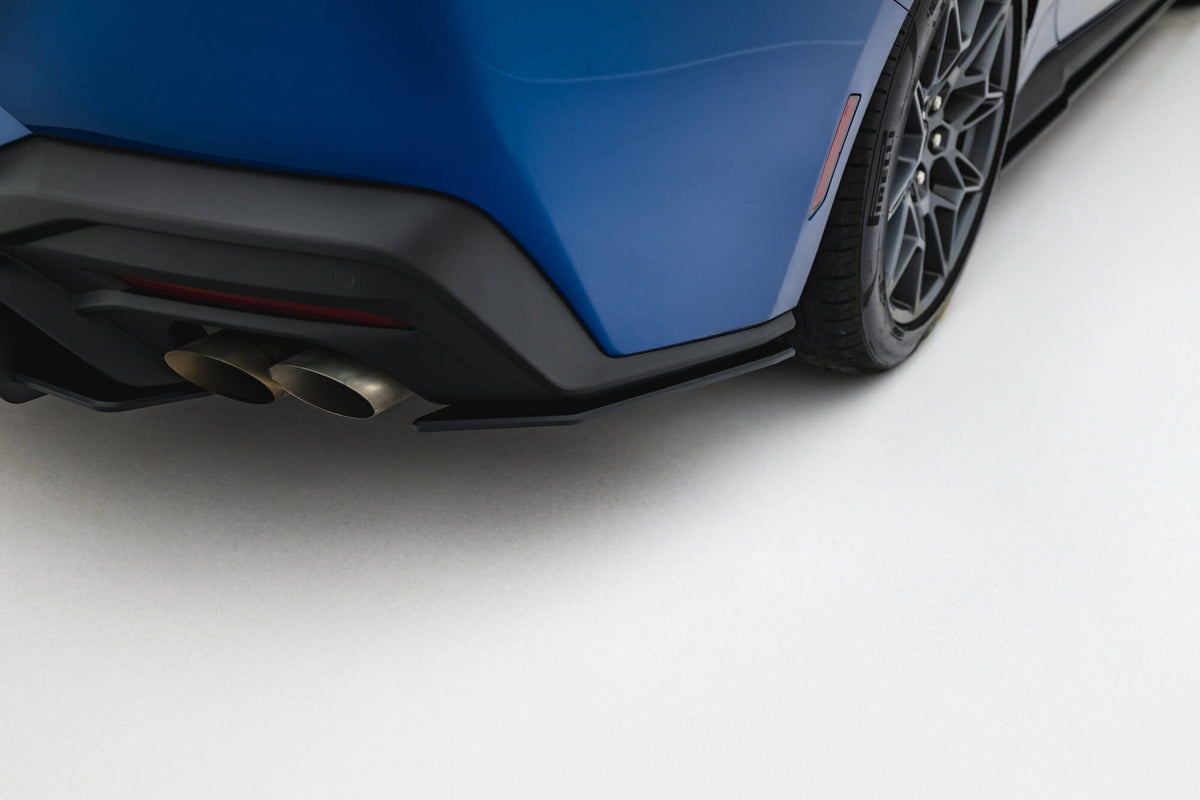Bakre sideflaps Street Pro til Ford Mustang GT Mk7 vist i skrå vinkel mot matt svart overflate