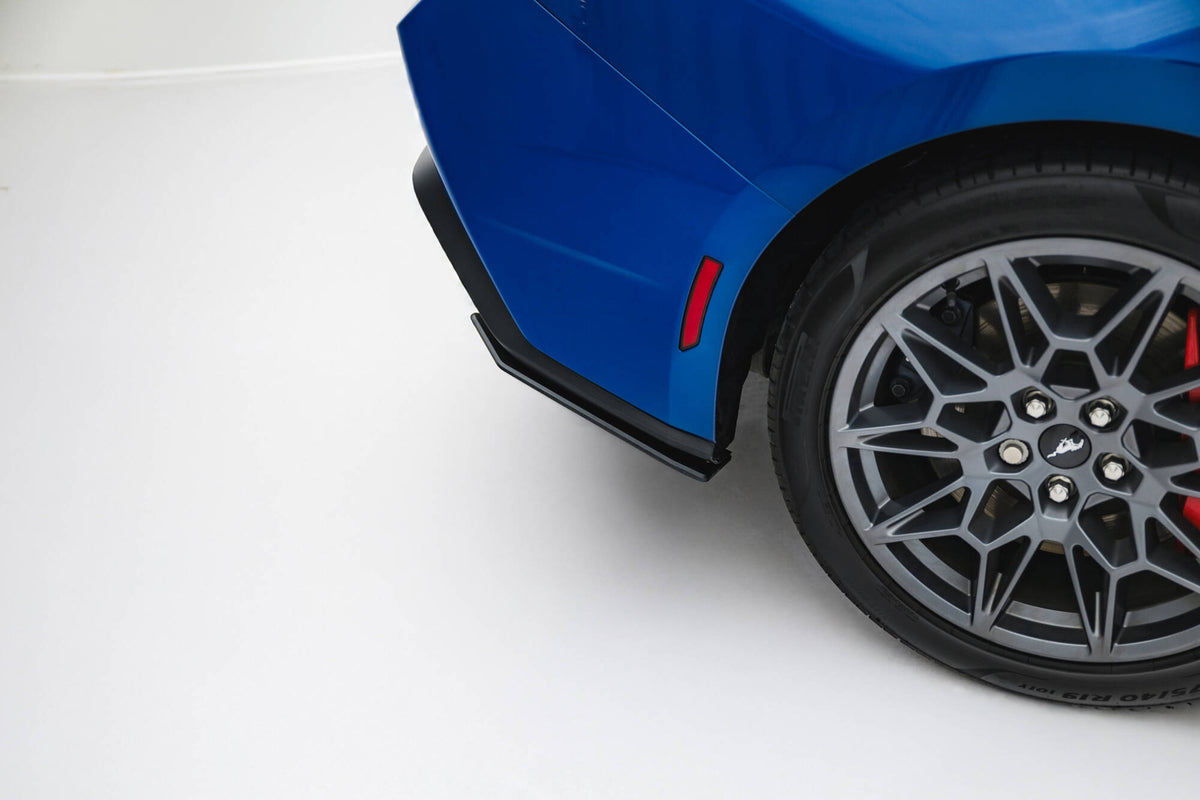 Par med bakre sideflaps til Ford Mustang GT Mk7 sett ovenfra med beskyttelsesfolie
