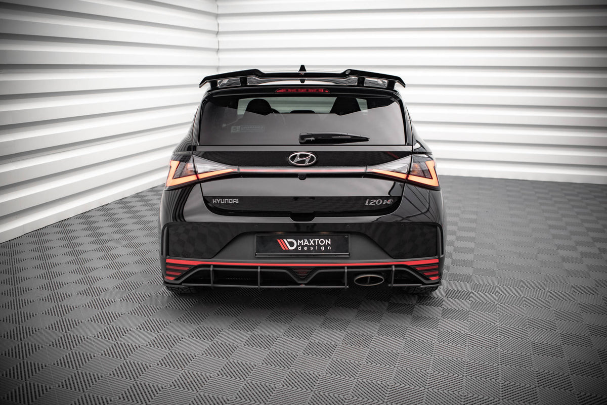 Sideflap bak montert på Hyundai i20 N, nærbilde av matt svart finish