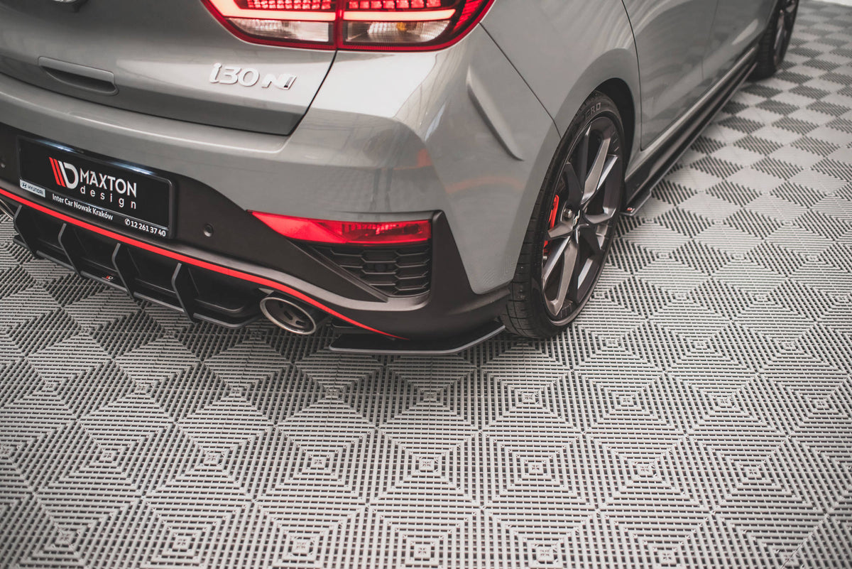 Sideflaps bak Street Pro til Hyundai i30 N Facelift montert på bil, sett bakfra
