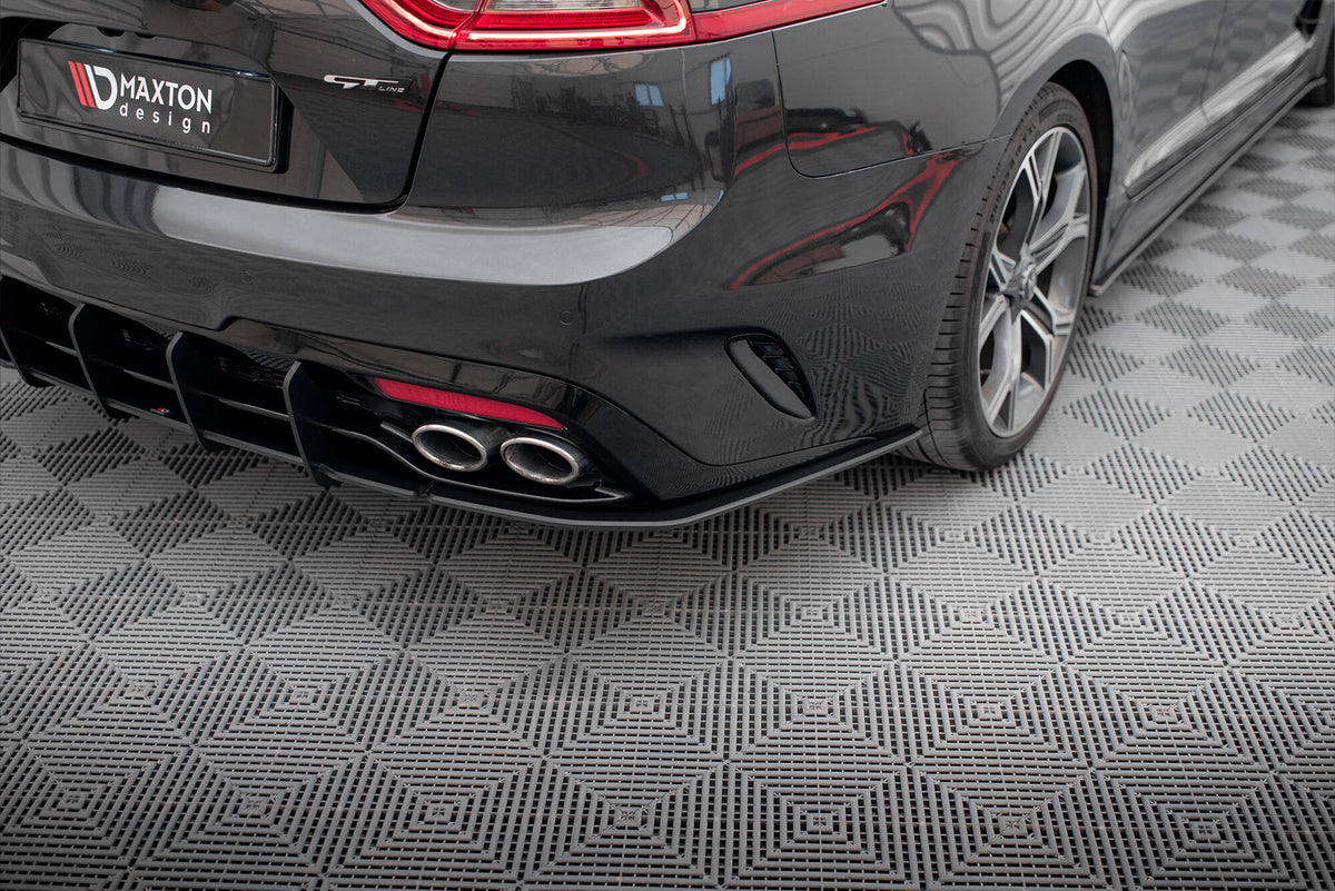 Sideflaps bak til Kia Stinger GT i Street Pro matt svart, sett ovenfra