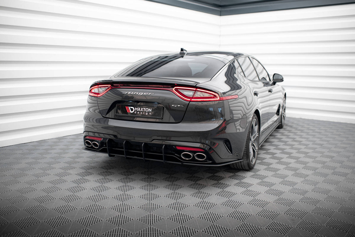Nærbilde av Street Pro bakre sidesplitter for Kia Stinger med kantfinish