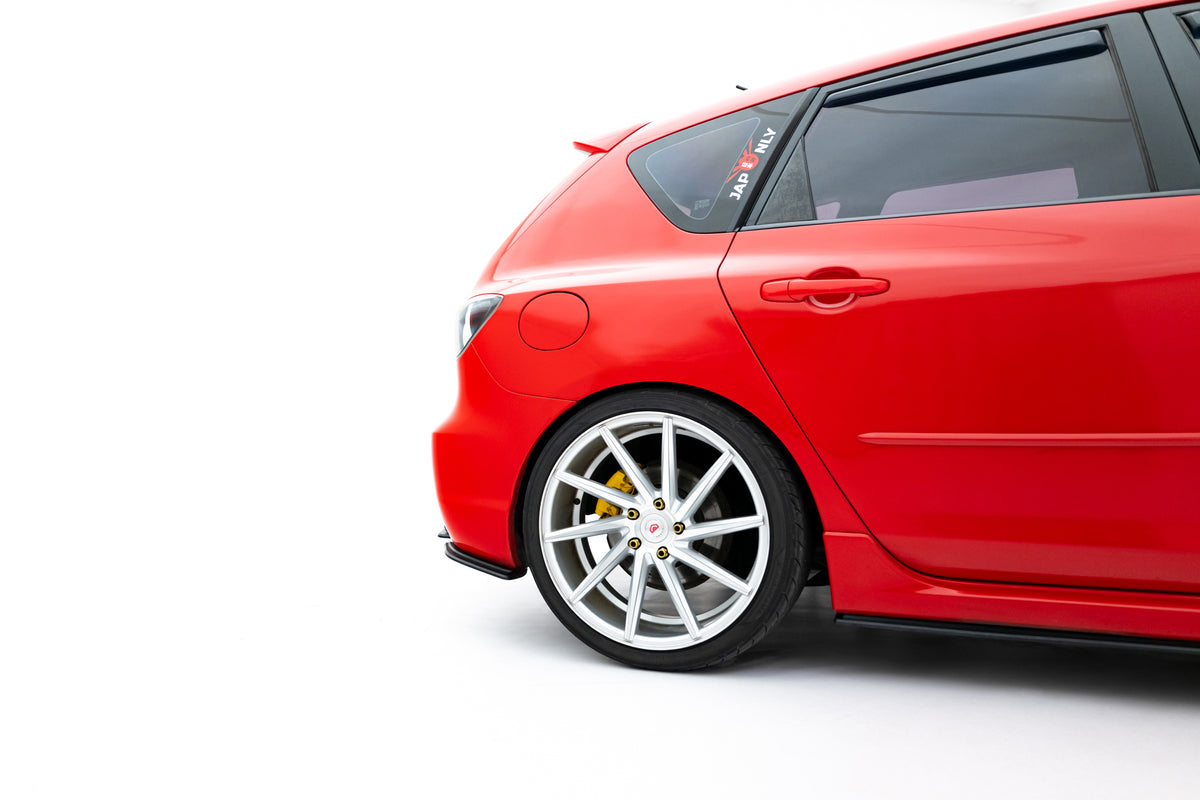 Street Pro sideflaps bak til Mazda 3 MPS i nærbilde med kantfinish