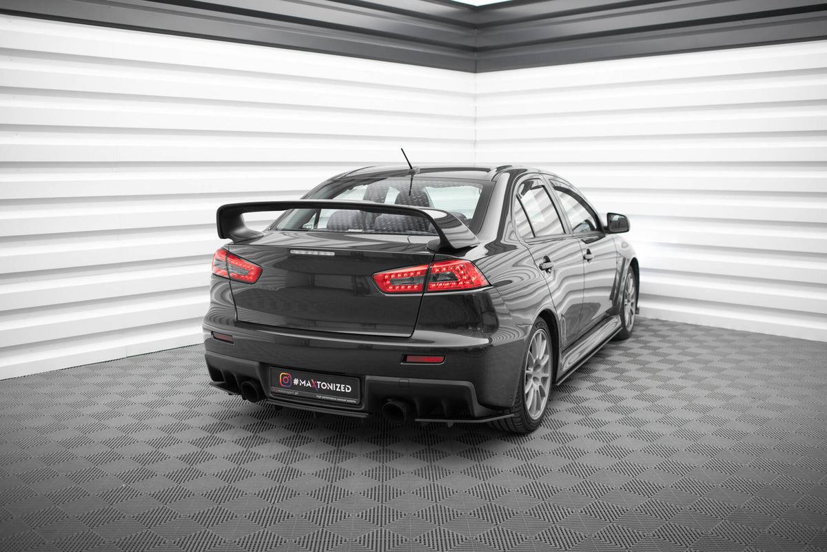 Sideflaps bak for Lancer Evo X montert på bil, vist fra skrå vinkel bakfra