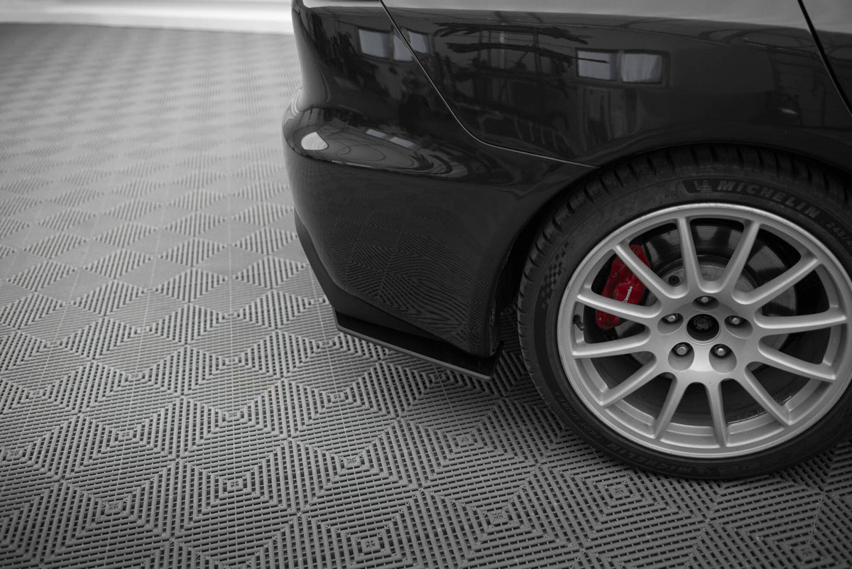 Nærbilde av Street Pro sidesplitter i matt svart 10 mm ABS-plast med kantfinish
