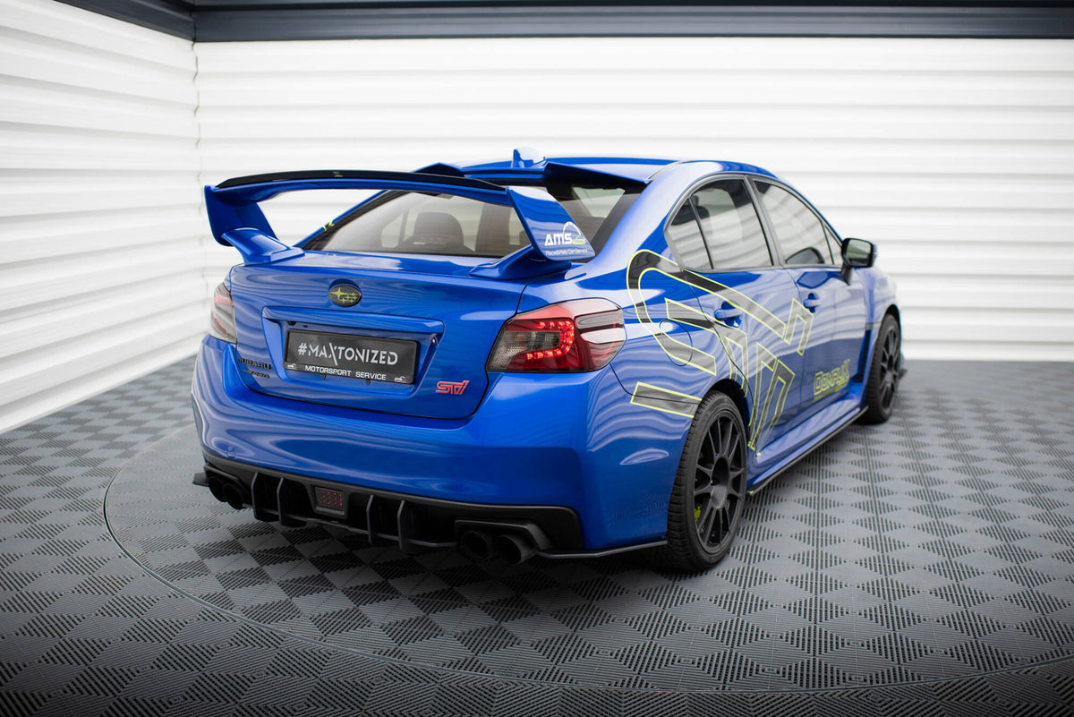 Bakre sidesplittere montert på Subaru WRX STI, vist fra skrå vinkel bak