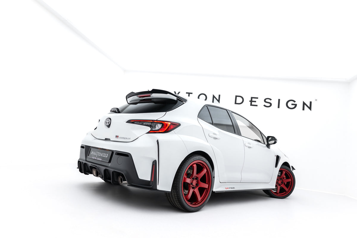 Nærbilde av bakre sidesplitter med kantfinish for GR Corolla MK12