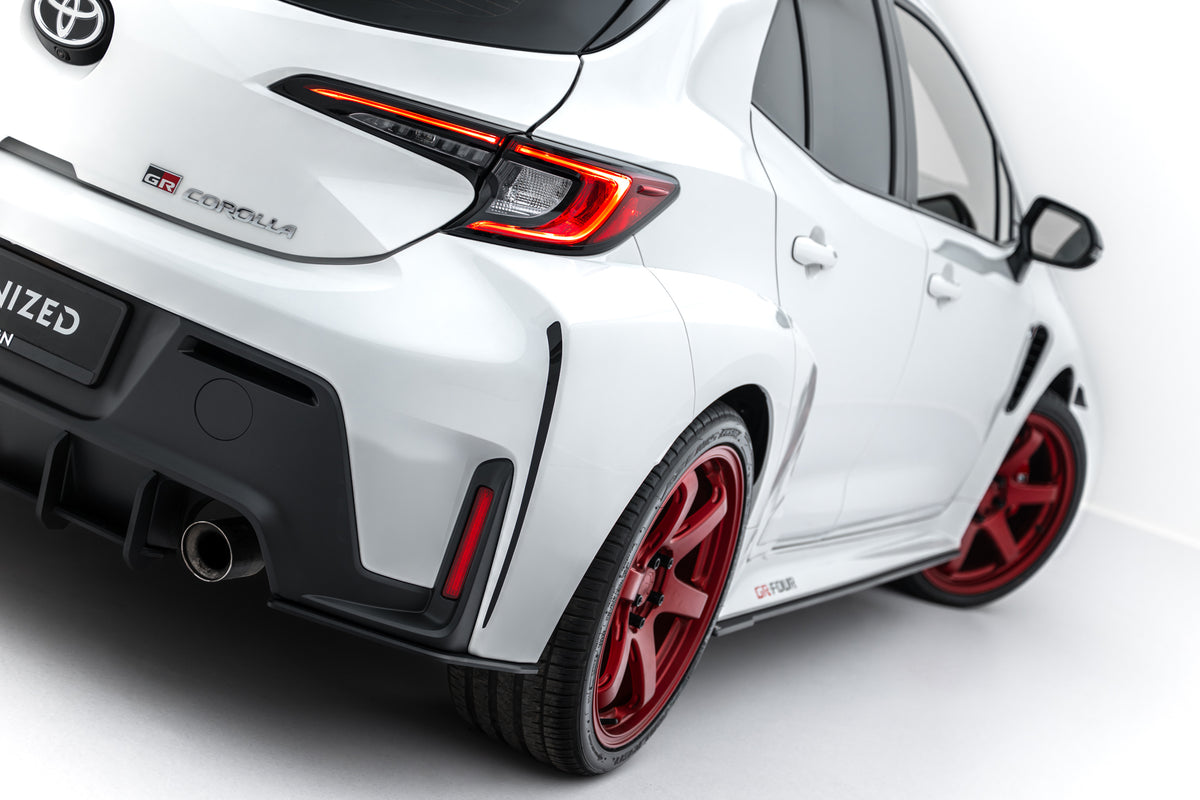Street Pro bakre sideflaps til Toyota GR Corolla MK12, sett i skrå vinkel forfra