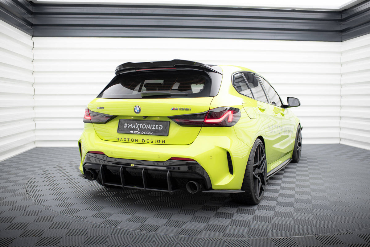 Bakre sideflaps V.1 montert på BMW F40 M135i – sidevinkel fra venstre