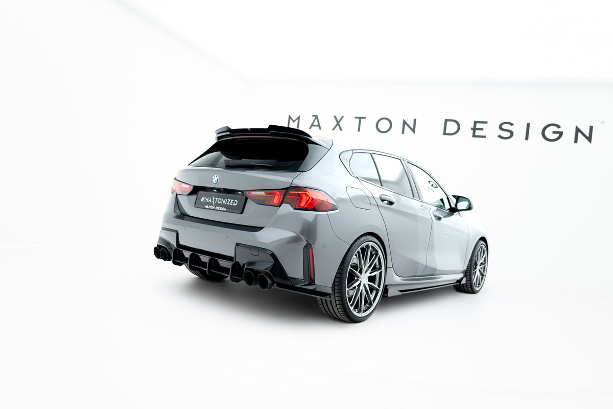 Nærbilde av Maxton Design sideflaps bak V1 i ABS-plast tilpasset BMW M135I F70 støtfanger
