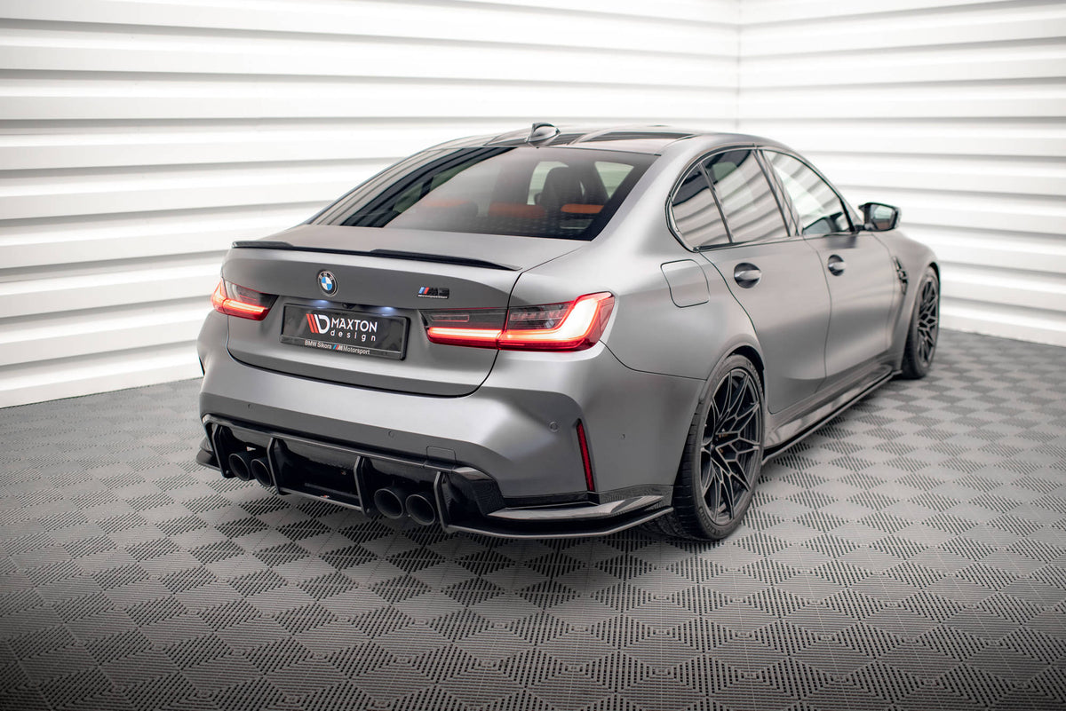 Bakre sidesplitter V.1 til BMW M3 G80 montert på bil, skrå vinkel