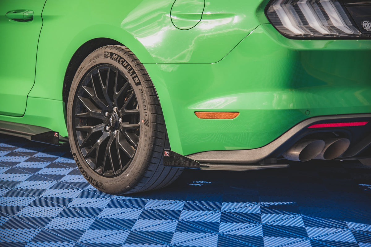 Street Pro bakre sideflaps V.1 til Ford Mustang GT MK6 Facelift i matt svart, sett ovenfra