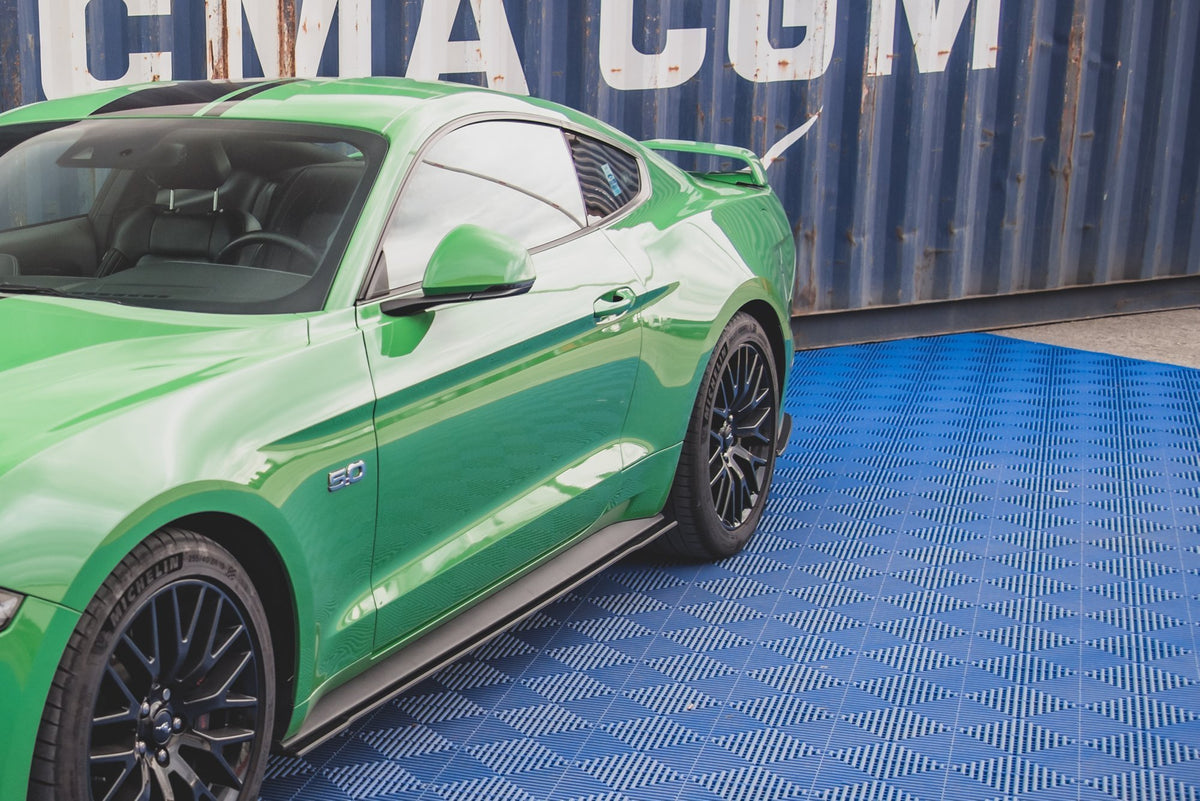 Maxton Design sidesplitter bak montert på Ford Mustang GT vist i skrå vinkel