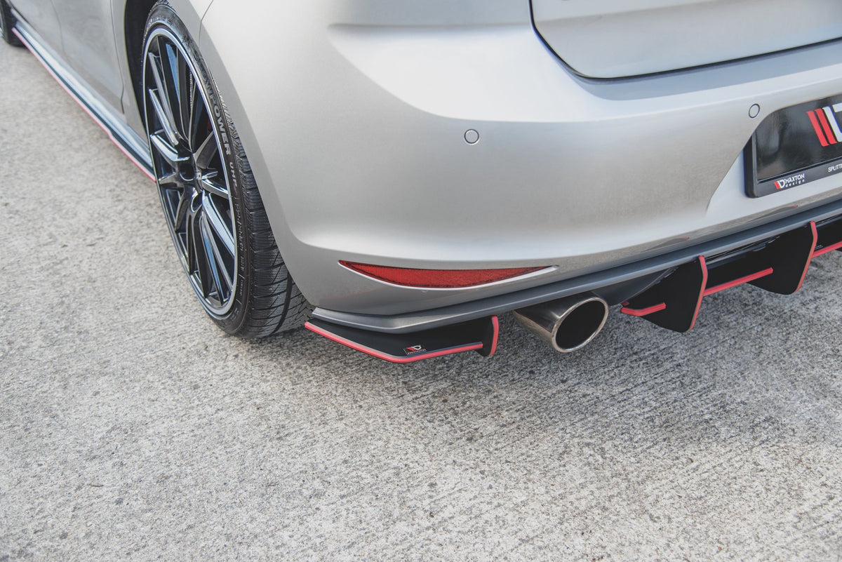 Street Pro bakre sidesplitter for Golf 7 GTI, skrå vinkel med synlig overflatestruktur