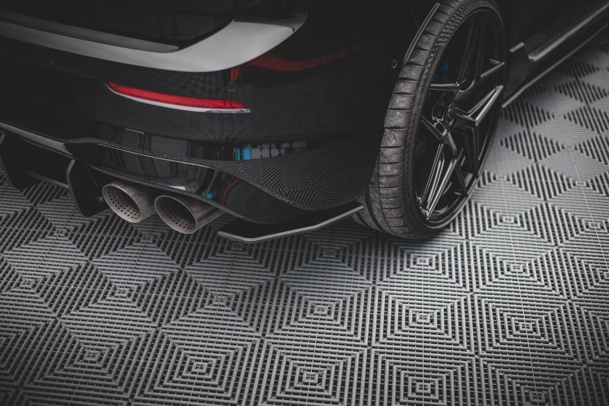 Bakre sideflaps V.1 til VW Golf 8 R Facelift montert på sort VW Golf 8