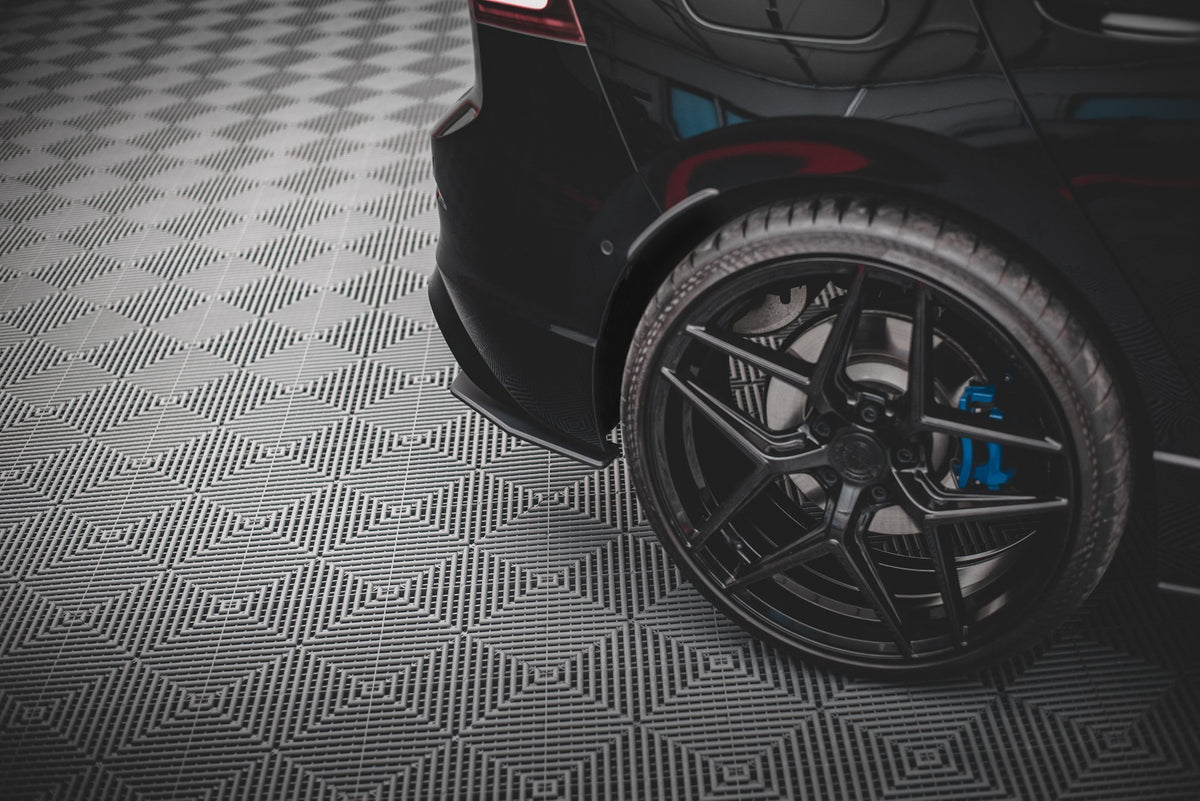Sideflaps bak V.1 for VW Golf 8 R Facelift sett skrått bakfra