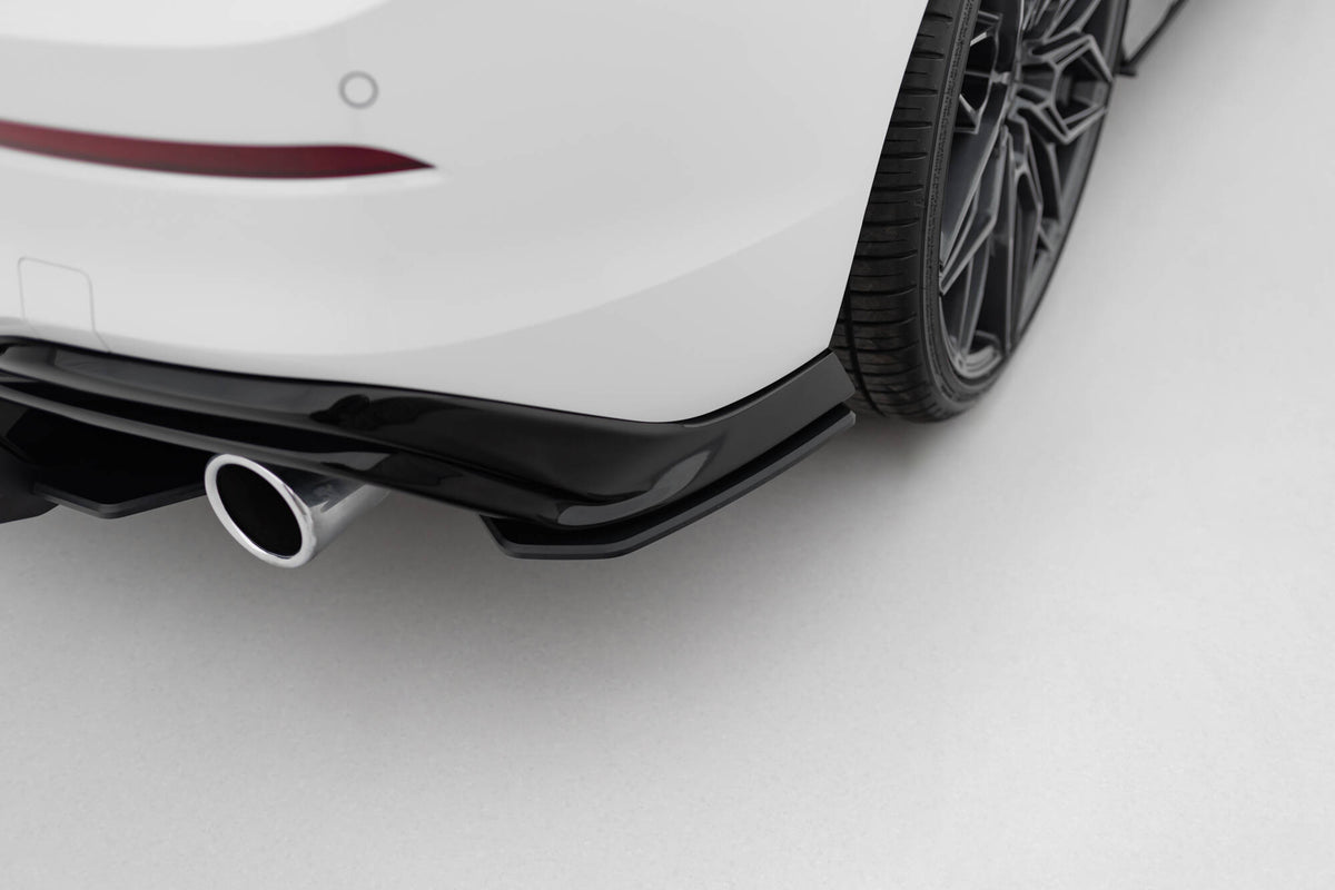 Bakre sideflaps V.2 til VW Golf 8 GTI montert på sort VW Golf 8