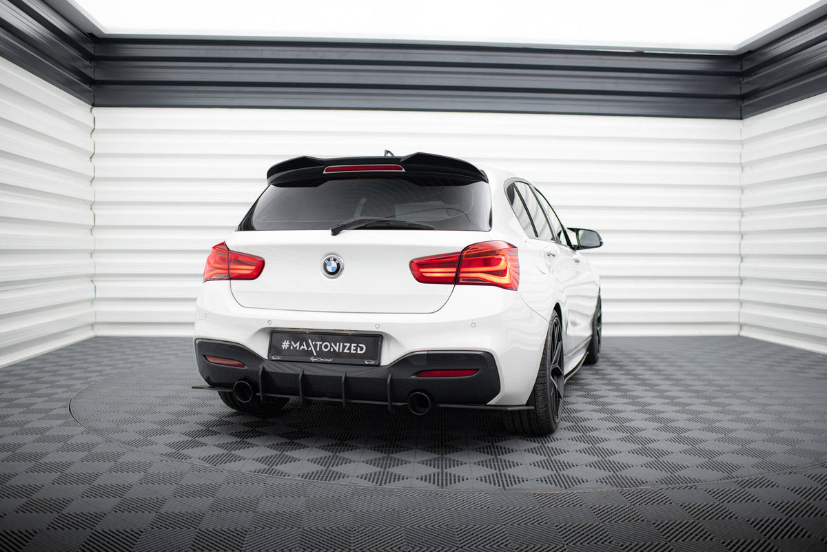 Nærbilde av sideflaps bak BMW 1 F20 M140I V.2 i matt sort finish med skarp kantdesign