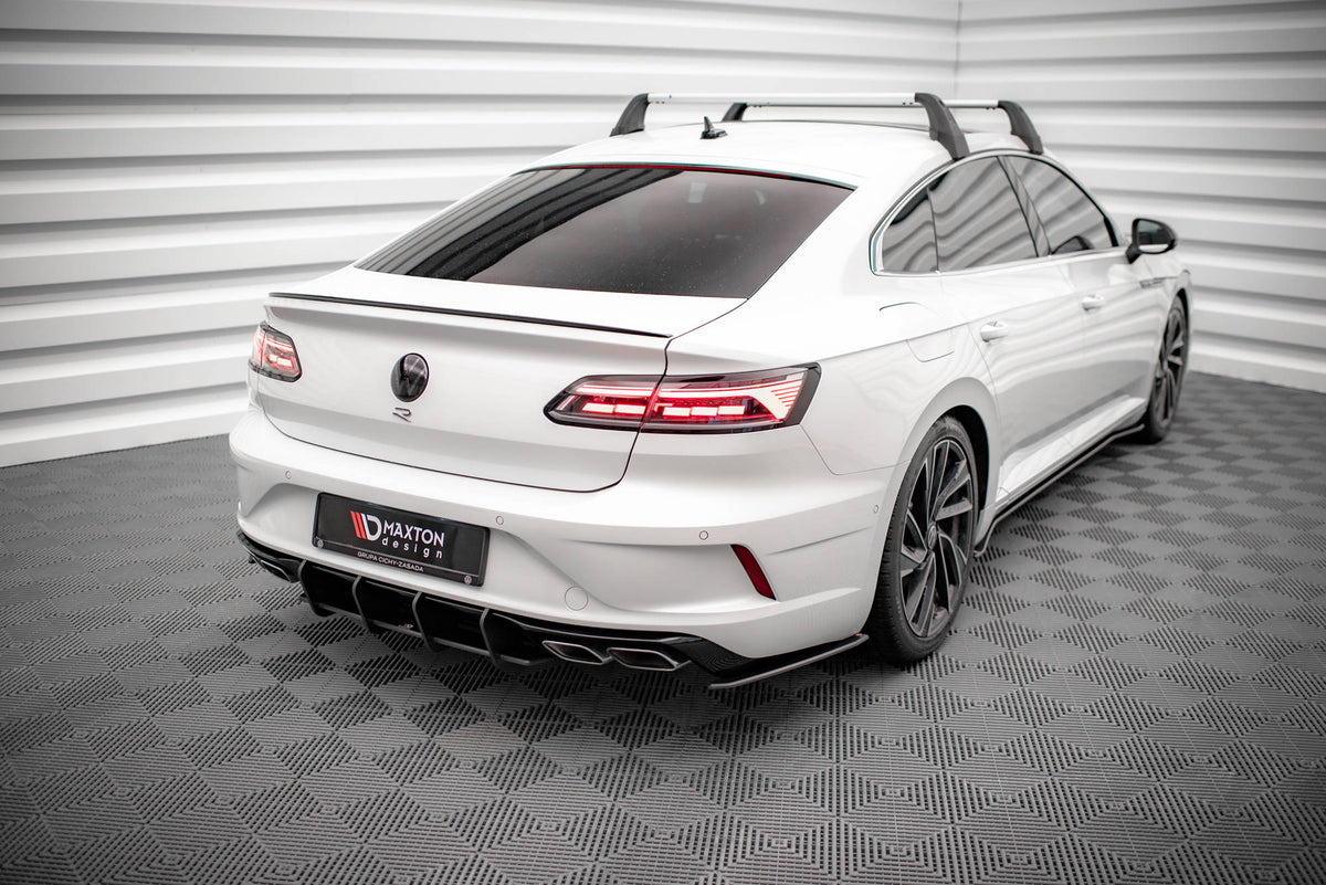 Bakre sidesplitter i matt svart ABS-plast for Volkswagen Arteon R, nærbilde av kantfinish