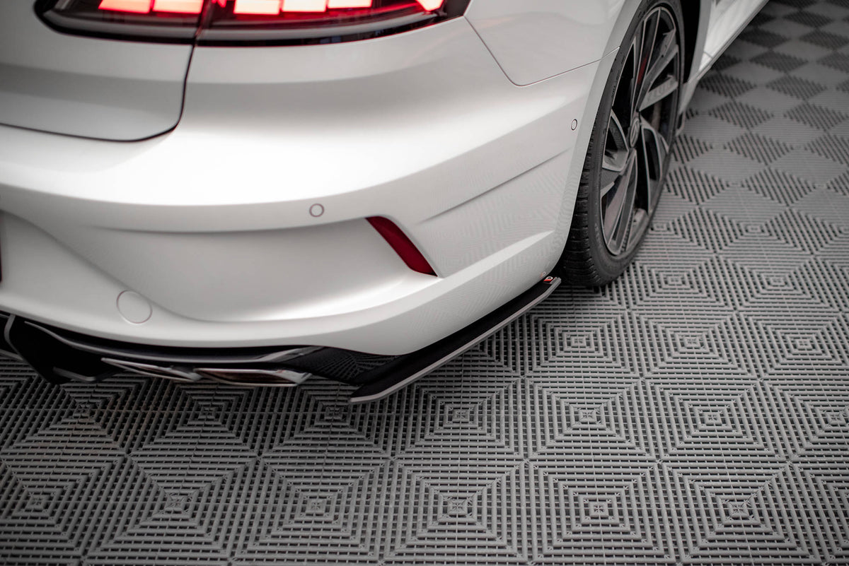 Street Pro sideflaps bak for VW Arteon R montert på bakre støtfanger, sett bakfra