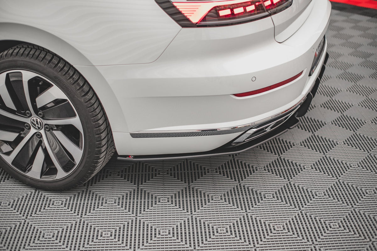Sideflaps bak for VW Arteon R-Line Facelift i matt svart sett fra skrå vinkel