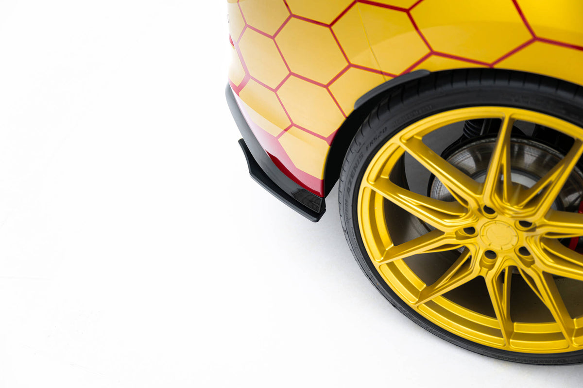 Nærbilde av 10 mm ABS-kant på sidesplitter bak til Golf GTI Clubsport Mk8 Facelift