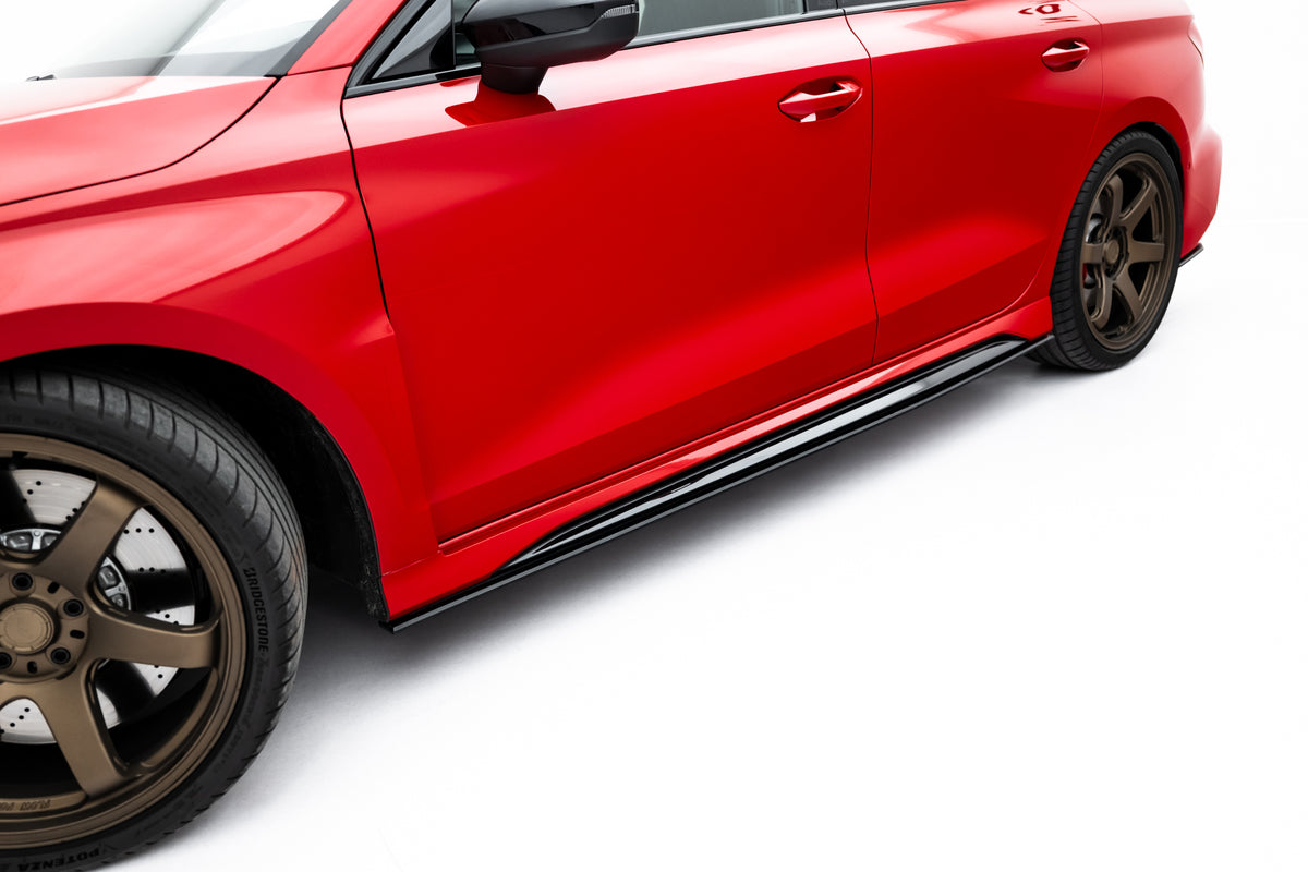 Sideskjørt V1 montert på Audi RS3 Sedan 8Y Facelift sett fra siden med 10mm utvidelse i sort finish